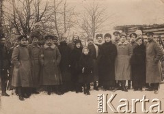 Grudzień 1916, Kałowce (?), Wileńszczyzna.
 Osoby cywilne – kobiety oraz oficerowie armii rosyjskiej, drugi od prawej (z tyłu) stoi doktor Eugeniusz Budzyński.
 Fot. NN, zbiory Ośrodka KARTA, udostępnił Stanisław Blichiewicz
   
