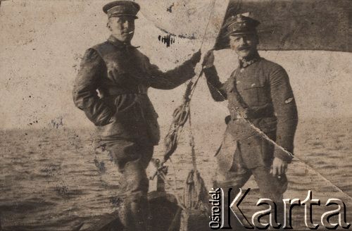 1928, Chałupy, Polska.
 Porucznik wojsk kolejowych Jan Blichiewicz i inżynier Staniszewski ze Straży Granicznej na łodzi.
 Fot. NN, zbiory Ośrodka KARTA, udostępnił Stanisław Blichiewicz
   
