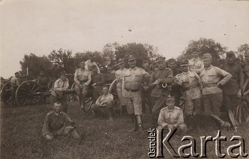 1920-1928, brak miejsca, Polska.
 Podoficerowie Wojska Polskiego, w tym jeden ogniomistrz (wsparty o lufę armatnią) przy armatach wz. 1897 kaliber 75 mm.
 Fot. NN, zbiory Ośrodka KARTA, udostępnił Stanisław Blichiewicz
   
