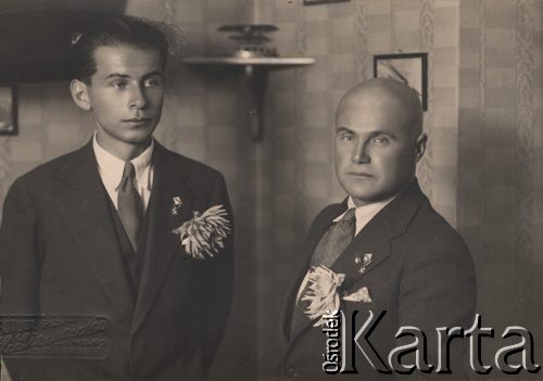 10.09.1932, Wilno, Polska.
Por. Franciszek Żwirko i  inż. Stanisław Wigura, obydwaj w klapach garniturów mają miniaturki Krzyża Zasługi i znaczek Aeroklubu RP, u Wigury trzecia odznaka to znaczek pamiątkowy LOPP. Fotografię wykonano na zlecenie Aeroklubu Wileńskiego, dobę przed tragicznym wypadkiem w którym obydwaj zginęli.
 Fot. Leonard Siemaszko (ul. Wielka 44, Wilno), zbiory Ośrodka KARTA, udostępnił Stanisław Blichiewicz
   
