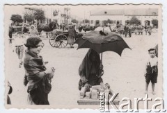1939-1940, Szczucin, Polska.
 Żydzi na rynku miasteczka, żydówka sprzedająca mydło.
 Fot. NN, zbiory Ośrodka KARTA, udostępnił Stanisław Blichiewicz
   

