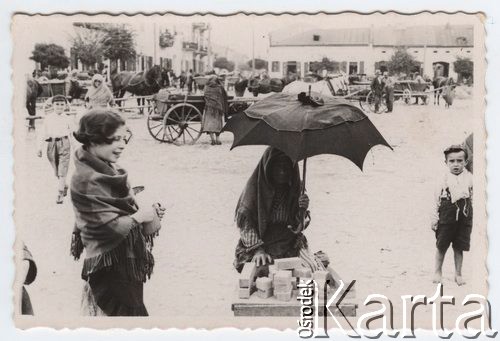 1939-1940, Szczucin, Polska.
 Żydzi na rynku miasteczka, żydówka sprzedająca mydło.
 Fot. NN, zbiory Ośrodka KARTA, udostępnił Stanisław Blichiewicz
   
