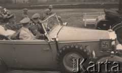 Październik 1939, Polska.
 Adolf Hitler (w samochodzie z przodu) w trakcie wizyty w Polsce, kierowca z jednostki SS. 
 Fot. NN, zbiory Ośrodka KARTA, udostępnił Stanisław Blichiewicz
   
