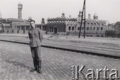 Czerwiec 1940, Francja.
 Żołnierz Wehrmachtu pozuje na tle dworca kolejowego, z lewej wieża zegarowa.
 Fot. NN, zbiory Ośrodka KARTA, udostępnił Stanisław Blichiewicz
   
