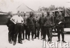 1940, Francja.
 Jeńcy francuscy – Strzelcy Senegalscy stoją pomiędzy żołnierzami Wehrmachtu. Kapral stojący z lewej jest odznaczony Krzyżem Żelaznym; piąty plutonowy także odznaczony Krzyżem Żelaznym. Na drugim planie stoi samochód Opel.
 Fot. NN, zbiory Ośrodka KARTA, udostępnił Stanisław Blichiewicz
   
