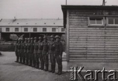 1940, Francja.
 Żołnierze jednostki wartowniczej Wehrmachtu – oddział warty w obozie dla jeńców francuskich. Żołnierze mają nieregulaminowe wyposażenie: hełmy starego typu 1916-18, austriackie kurtki i ładownice do Manlichera.
 Fot. NN, zbiory Ośrodka KARTA, udostępnił Stanisław Blichiewicz
   
