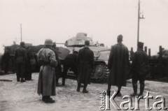 1940, Francja.
 Załadunek na eszelon  francuskiego czołgu średniego SOMUA S-35 z domalowanymi znakami niemieckimi. Na peronie stoi jeden żołnierz armii niemieckiej i sześciu jeńców francuskich.
 Fot. NN, zbiory Ośrodka KARTA, udostępnił Stanisław Blichiewicz
   
