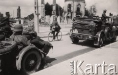 1940, Francja.
 Zniszczone miasto francuskie, widoczne ruiny kościoła. Na pierwszym planie żołnierze Wehrmachtu: motocyklista w motocyklu BMW z koszem i żołnierz z jednostki kolarzy. Na zdjęciu widoczny także samochód sztabowy Kraftfahrzeug 15 (Mercedes-Benz 340) o numerach rejestracyjnych WH (Wehrmacht) 148241 należący do 45 Dywizji Piechoty.
 Fot. NN, zbiory Ośrodka KARTA, udostępnił Stanisław Blichiewicz
   
