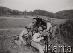 1940-1941, brak miejsca.
 Szkolenie żołnierzy Wehrmachtu w obsłudze armaty Pak 37. Żołnierze są ubrani w mundury starego typu, wyposażeni w karabiny, bagnety i ładownice typu Manlicher.
 Fot. NN, zbiory Ośrodka KARTA, udostępnił Stanisław Blichiewicz
   
