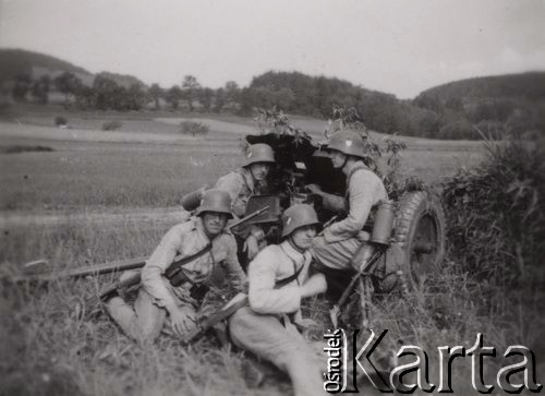 1940-1941, brak miejsca.
 Szkolenie żołnierzy Wehrmachtu w obsłudze armaty Pak 37. Żołnierze są ubrani w mundury starego typu, wyposażeni w karabiny, bagnety i ładownice typu Manlicher.
 Fot. NN, zbiory Ośrodka KARTA, udostępnił Stanisław Blichiewicz
   

