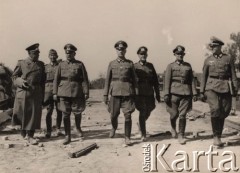 Czerwiec 1941, Brześć nad Bugiem (Brześć Litewski).
 Twierdza Brześć - dowódcy niemieccy na moście, od lewej: generał, pułkownik, generał, pułkownik i trzej podpułkownicy.
 Fot. NN, zbiory Ośrodka KARTA, udostępnił Stanisław Blichiewicz
   
