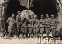 Czerwiec 1941, Brześć nad Bugiem (Brześć Litewski).
 Twierdza Brześć - ośmiu niemieckich oficerów i jeden podoficer przy jednej z bram zdobytej twierdzy, z lewej karabiny oparte o mur.
 Fot. NN, zbiory Ośrodka KARTA, udostępnił Stanisław Blichiewicz
   

