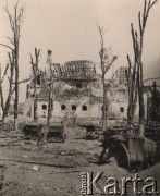 Czerwiec 1941, Brześć nad Bugiem (Brześć Litewski).
 Fragment zdobytej twierdzy, ruiny kościoła garnizonowego (przed 1939 rokiem) zamienionego przez sowietów na Klub Armii Czerwonej, na pierwszym planie zniszczony sprzęt radziecki.
 Fot. NN, zbiory Ośrodka KARTA, udostępnił Stanisław Blichiewicz
   
