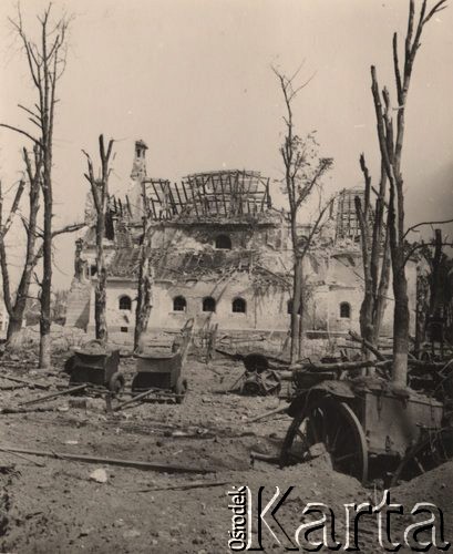 Czerwiec 1941, Brześć nad Bugiem (Brześć Litewski).
 Fragment zdobytej twierdzy, ruiny kościoła garnizonowego (przed 1939 rokiem) zamienionego przez sowietów na Klub Armii Czerwonej, na pierwszym planie zniszczony sprzęt radziecki.
 Fot. NN, zbiory Ośrodka KARTA, udostępnił Stanisław Blichiewicz
   
