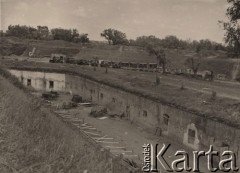 Czerwiec 1941, Brześć nad Bugiem (Brześć Litewski).
 Twierdza Brześć, radziecki sprzęt, m.in. samochody ciężarowe ZIS, wozy taborowe i karabiny typu Mosin.
 Fot. NN, zbiory Ośrodka KARTA, udostępnił Stanisław Blichiewicz
   
