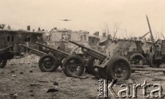 Czerwiec 1941, Brześć nad Bugiem (Brześć Litewski).
 Twierdza Brześć, przodki i armaty przeciwpancerne kaliber 45 mm wz. 37. Nad budynkiem widoczny samolot transportowy Junkers Ju-52.
 Fot. NN, zbiory Ośrodka KARTA, udostępnił Stanisław Blichiewicz
   
