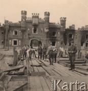 1941, Brześć nad Bugiem (Brześć Litewski).
 Niemieccy żołnierze naprawiają most wiodący do twierdzy.
 Fot. NN, zbiory Ośrodka KARTA, udostępnił Stanisław Blichiewicz
   
