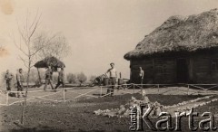 1941, Brześć nad Bugiem (Brześć Litewski).
 Niemieccy żołnierze odpoczywający przed chałupą.
 Fot. NN, zbiory Ośrodka KARTA, udostępnił Stanisław Blichiewicz
   
