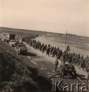 1941, Brześć nad Bugiem (Brześć Litewski).
 Okolice Twierdzy Brześć, kolumna radzieckich jeńców, niemieccy żołnierze stoją obok armaty polowej wz. 36, kaliber 76,2, widoczne także pojazdy armii niemieckiej.
 Fot. NN, zbiory Ośrodka KARTA, udostępnił Stanisław Blichiewicz
   
