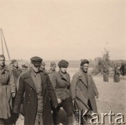 1941, Brześć nad Bugiem (Brześć Litewski).
 Okolice Twierdzy Brześć, kolumna radzieckich jeńców.
 Fot. NN, zbiory Ośrodka KARTA, udostępnił Stanisław Blichiewicz
   
