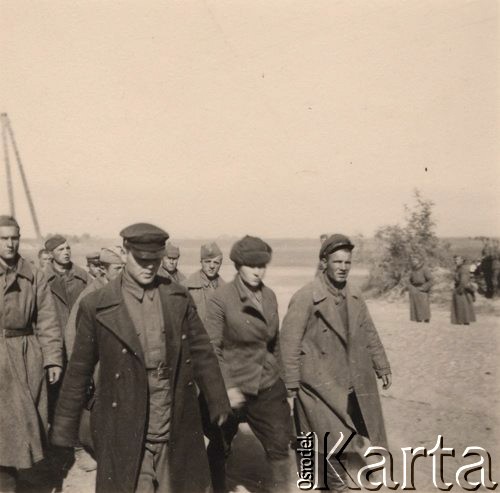 1941, Brześć nad Bugiem (Brześć Litewski).
 Okolice Twierdzy Brześć, kolumna radzieckich jeńców.
 Fot. NN, zbiory Ośrodka KARTA, udostępnił Stanisław Blichiewicz
   
