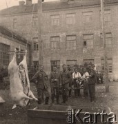 1941, Brześć nad Bugiem (Brześć Litewski).
 Niemieccy żołnierze oprawiający świnię.
 Fot. NN, zbiory Ośrodka KARTA, udostępnił Stanisław Blichiewicz
   
