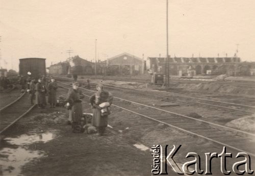 1941, Brześć nad Bugiem (Brześć Litewski).
 Lokomotywownia, na pierwszym planie żołnierze Wehrmachtu.
 Fot. NN, zbiory Ośrodka KARTA, udostępnił Stanisław Blichiewicz
   
