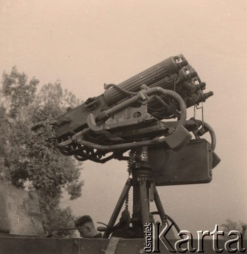 1941, Brześć nad Bugiem (Brześć Litewski).
 Okolice Twierdzy Brześć, radziecki, poczwórnie sprzężony przeciwlotniczy karabin maszynowy typu Maksim wz. 1910.
 Fot. NN, zbiory Ośrodka KARTA, udostępnił Stanisław Blichiewicz
   
