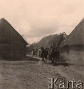 1941, Brześć nad Bugiem (Brześć Litewski).
 Okolice Twierdzy Brześć, niemiecka haubica 105 mm leFH 18/40 z przodkiem, ciągnięta przez zaprzęg czterech koni.
 Fot. NN, zbiory Ośrodka KARTA, udostępnił Stanisław Blichiewicz
   
