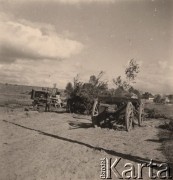 1941, Brześć nad Bugiem (Brześć Litewski).
 Okolice Twierdzy Brześć, radziecka armata wz. 1902/30 kaliber 76,2 mm i haubica 152 mm wz. 37, na drugim planie zniszczony ciągnik.
 Fot. NN, zbiory Ośrodka KARTA, udostępnił Stanisław Blichiewicz
   

