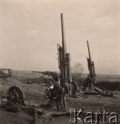 1941, Brześć nad Bugiem (Brześć Litewski).
 Okolice Twierdzy Brześć, trzy rozbite radzieckie armaty przeciwlotnicze 85 mm.
 Fot. NN, zbiory Ośrodka KARTA, udostępnił Stanisław Blichiewicz
   
