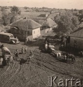 1941, Brześć nad Bugiem (Brześć Litewski).
 Okolice Twierdzy Brześć, niemieckie tabory, samochody i armata kaliber 75 mm, wz. 18.
 Fot. NN, zbiory Ośrodka KARTA, udostępnił Stanisław Blichiewicz
   
