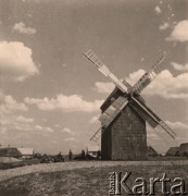 1941, Brześć nad Bugiem (Brześć Litewski).
 Okolice Twierdzy Brześć, niemiecka orkiestra wojskowa odpoczywająca pod wiatrakiem.
 Fot. NN, zbiory Ośrodka KARTA, udostępnił Stanisław Blichiewicz
   
