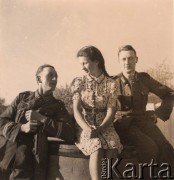 1941, Brześć nad Bugiem (Brześć Litewski).
 Okolice Twierdzy Brześć, dwaj niemieccy żołnierze - sierżant i starszy kapral oraz dziewczyna.
 Fot. NN, zbiory Ośrodka KARTA, udostępnił Stanisław Blichiewicz
   
