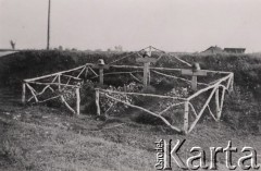 1941, ZSRR.
 Grób żołnierzy niemieckich z 35 Batalionu Strzelców, trzy mogiły.
 Fot. NN, zbiory Ośrodka KARTA, udostępnił Stanisław Blichiewicz
   
