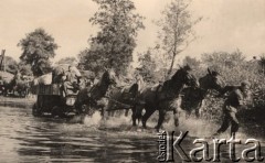 1941, ZSRR.
 Przeprawa wojskowego taboru przez rzekę.
 Fot. NN, zbiory Ośrodka KARTA, udostępnił Stanisław Blichiewicz
   
