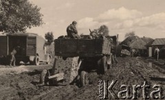 1941, ZSRR.
 Radziecki samochód ciężarowy załadowany motocyklami niemieckimi, z dopiętą armatą  kaliber 45 mm wz. 37. Na skrzyni ładunkowej siedzi żołnierz niemiecki - motocyklista; na zdjęciu widoczne także inne pojazdy niemieckie.
 Fot. NN, zbiory Ośrodka KARTA, udostępnił Stanisław Blichiewicz
   
