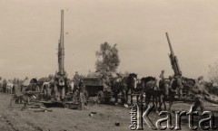 1941, ZSRR.
 Kolumna wojsk niemieckich mija dwie rozbite radzieckie armaty przeciwlotnicze kaliber 85 mm.
 Fot. NN, zbiory Ośrodka KARTA, udostępnił Stanisław Blichiewicz
   
