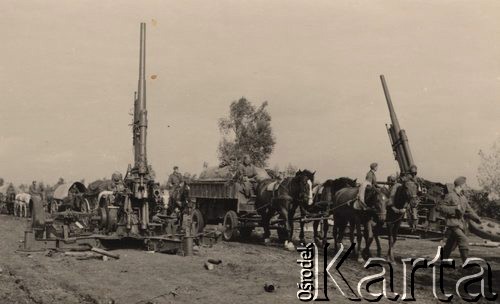1941, ZSRR.
 Kolumna wojsk niemieckich mija dwie rozbite radzieckie armaty przeciwlotnicze kaliber 85 mm.
 Fot. NN, zbiory Ośrodka KARTA, udostępnił Stanisław Blichiewicz
   
