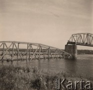 1941, ZSRR.
 Przeprawa wojsk niemieckich przez Dniepr po moście pontonowym, na pierwszym planie most z wysadzonym przęsłem.
 Fot. NN, zbiory Ośrodka KARTA, udostępnił Stanisław Blichiewicz
   
