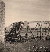 1941, ZSRR.
 Przeprawa wojsk niemieckich przez Dniepr po moście pontonowym, na pierwszym planie most z wysadzonym przęsłem.
 Fot. NN, zbiory Ośrodka KARTA, udostępnił Stanisław Blichiewicz
   
