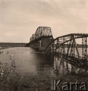 1941, ZSRR.
 Przeprawa wojsk niemieckich przez Dniepr po moście pontonowym, z prawej most z wysadzonym przęsłem.
 Fot. NN, zbiory Ośrodka KARTA, udostępnił Stanisław Blichiewicz
   
