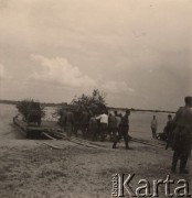 1941, ZSRR.
 Oddziały niemieckie przeprawiające się promem przez Prypeć, sprzęt wojskowy na promie został zamaskowany gałęziami.
 Fot. NN, zbiory Ośrodka KARTA, udostępnił Stanisław Blichiewicz
   
