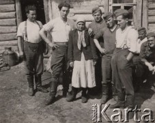 Czerwiec 1943, ZSRR.
 Żołnierze Wehrmachtu i dziewczyna przed chatą.
 Fot. NN, zbiory Ośrodka KARTA, udostępnił Stanisław Blichiewicz
   
