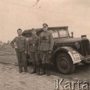 1941, Baranowka, ZSRR.
 Przed samochodem sztabowym Kraftfahrzeug 15 (Mercedes-Benz 340) stoi podpułkownik Knoll (odznaczony Krzyżem Żelaznym) i dwóch podoficerów. Na błotniki samochodu proporczyk dowódcy pułku oraz znak 45 Dywizji Piechoty.
 Fot. NN, zbiory Ośrodka KARTA, udostępnił Stanisław Blichiewicz
   

