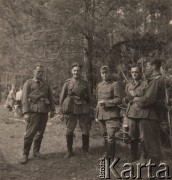 1941, ZSRR.
 Obóz leśny armii niemieckiej, żołnierze Wehrmachtu, od lewej: sierżant sztabowy Kaiser - rusznikarz, sierżant sztabowy Trahman, porucznik Baouk (?), sierżant Riener, starszy sierżant sztabowy.
 Fot. NN, zbiory Ośrodka KARTA, udostępnił Stanisław Blichiewicz
   
