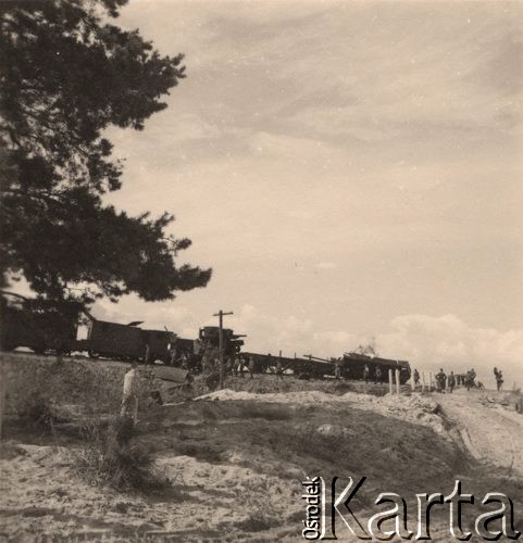 1941, ZSRR.
 Zniszczony radziecki pociąg pancerny.
 Fot. NN, zbiory Ośrodka KARTA, udostępnił Stanisław Blichiewicz
   
