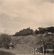 1941, ZSRR.
 Zniszczony radziecki pociąg pancerny. Poniżej nasypu kolejowego stoi samochód Kraftfahrzeug 15 (Mercedes-Benz 340) z 45 Dywizji Piechoty (znak dywizji na błotniku).
 Fot. NN, zbiory Ośrodka KARTA, udostępnił Stanisław Blichiewicz
   
