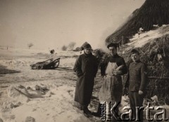 Zima 1942, ZSRR.
 Żołnierze niemieccy na froncie wschodnim, od lewej: szeregowy Wehrmachtu, kucharz i starszy kapral.
 Fot. NN, zbiory Ośrodka KARTA, udostępnił Stanisław Blichiewicz
   
