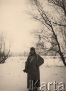 Zima 1942, ZSRR.
 Szeregowy Wehrmachtu w kożuchu z przewieszonym karabinem typu Mauser, w tle cerkiew.
 Fot. NN, zbiory Ośrodka KARTA, udostępnił Stanisław Blichiewicz
   
